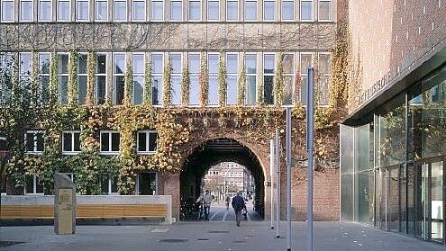 Im Landesmuseum in Emden wird eine plattdeutsche Führung angeboten. Foto: Landesmuseum