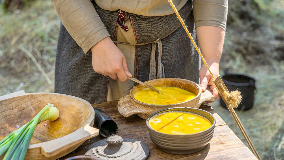 Die Nordic Diet, bekannt als Wikinger-Diät, punktet mit Regionalität und Nachhaltigkeit. Lokale Nahrungsmittel wie Roggen, Beeren und fettreicher Fisch versprechen gesundheitliche Vorteile. Foto: IMAGO/Dawid Kalisinski