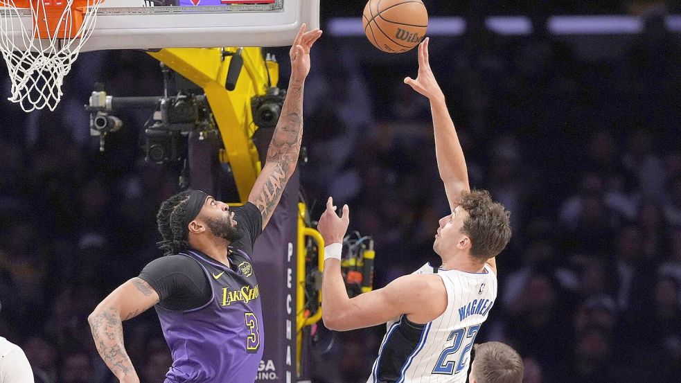 Franz Wagner (r) führte die Orlando Magic mit 37 Punkten zum Sieg bei den Los Angeles Lakers. Foto: Mark J. Terrill/AP