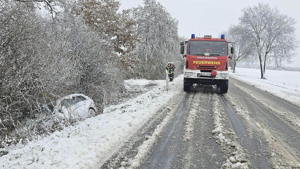 Die Feuerwehr Ihrhove rückte am Nachmittag zu einem Unfall zur Deichstraße aus. Foto: Feuerwehr Ihrhove