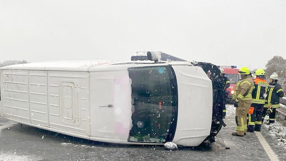 Polizei und Feuerwehr waren auf der A 31 im Einsatz. Foto: Feuerwehr