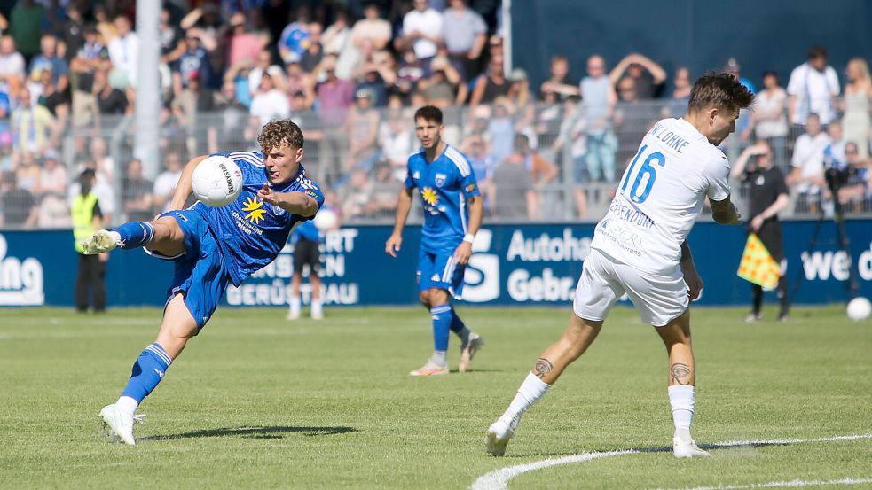 Das Hinspiel zwischen Kickers Emden (links Luis Podolski, hinten Kai Kaissis) und Blau-Weiß Lohne (rechts Jakub Westendorf) endete 1:1. Archivfoto: Doden, Emden