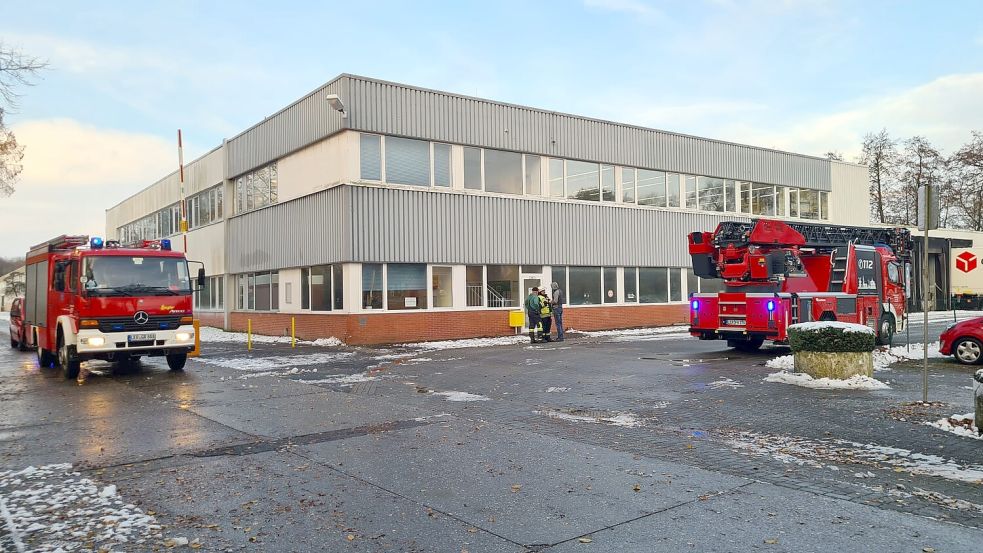 Die Feuerwehr Westrhauderfehn musste an diesem Freitagmorgen zum Opti-Werk an der 1. Südwieke in Rhauderfehn ausrücken. Foto: Feuerwehr Westrhauderfehn