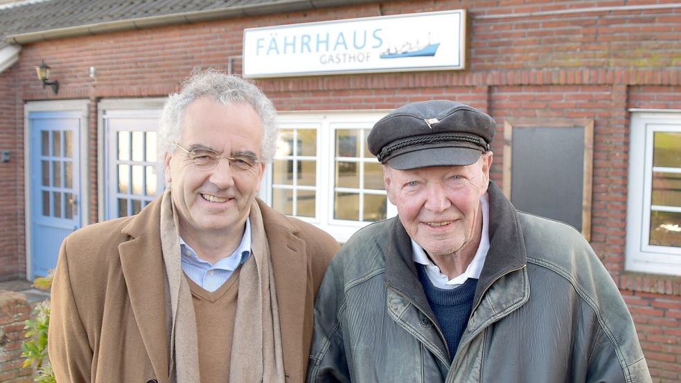 Der Unternehmer und Gastronom Klaus Hennings (rechts) ist neuer Eigentümer des Restaurants Fährhaus in Mitling-Mark. Dem 80-Jährigen gehörte das Gebäude schon mal. Bei den Planungen für den Betrieb des Restaurants wird Hennings von Unternehmensberater Andreas Damke unterstützt. Damke betreibt in Mitling-Mark den Fähr-Pad-Hof. Foto: Ammermann