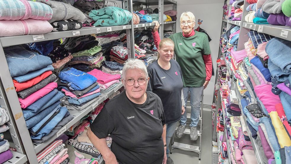 Gesine Kiesow (von links), Monika Albachten und Ulrike Binoit sortieren die Spenden und packen Kisten. Foto: Ortgies