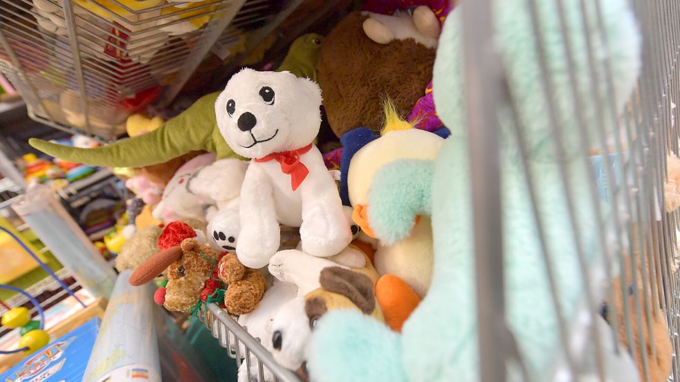 In jedes Paket für Kinder kommt ein Kuscheltier. Foto: Ortgies