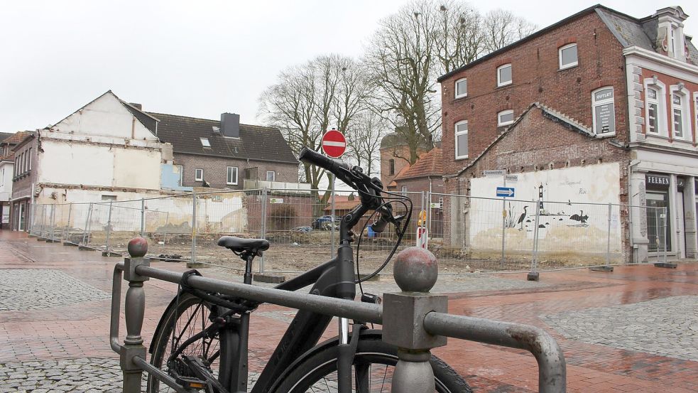 Auf diesem Schlüsselgrundstück in Wittmund herrscht Stillstand, hier Anfang 2023. Eine schnelle Bebauung ist unwahrscheinlich. Foto: Oltmanns/Archiv