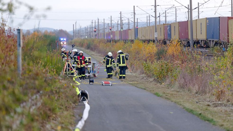 Die Feuerwehr war mit einem Großaufgebot im Einsatz. Foto: Henning Kaiser/dpa