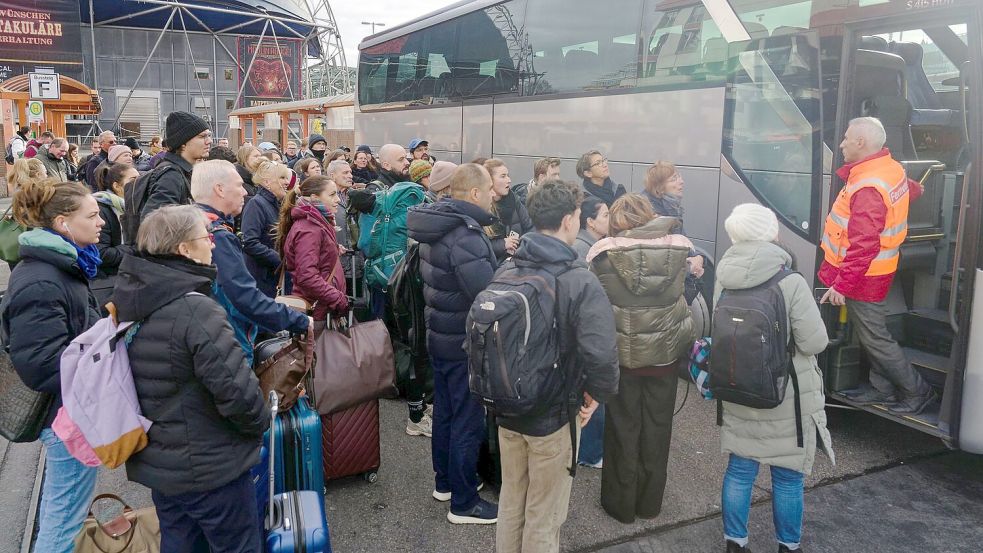 Die Bahn bot Busse als Ersatz für die ausgefallenen Züge an. Es bildeten sich lange Schlangen. Foto: Henning Kaiser/dpa