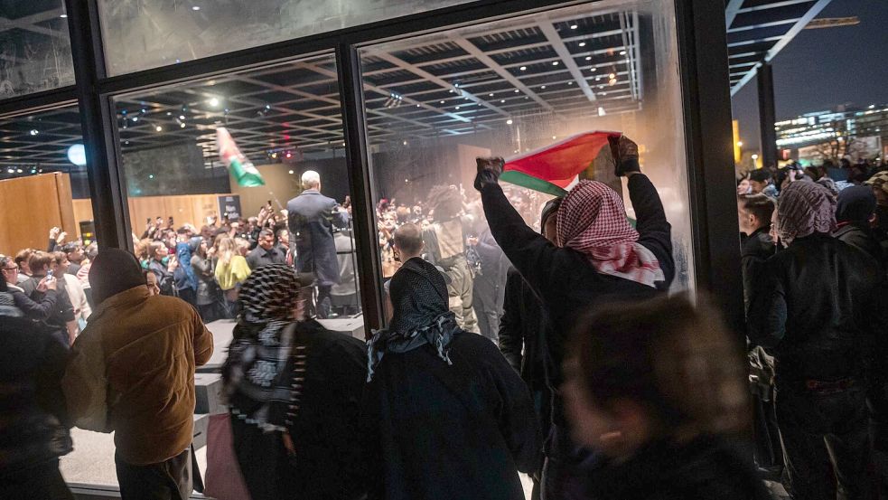 Pro-palästinensische Demonstranten stehen vor der Nationalgalerie. Foto: Fabian Sommer/dpa