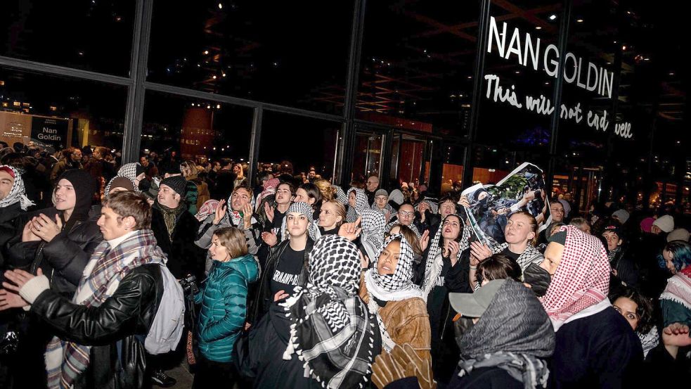 Bei der Eröffnung der Nan-Goldin-Retrospektive in Berlin gab es propalästinensische Proteste. Foto: Fabian Sommer/dpa