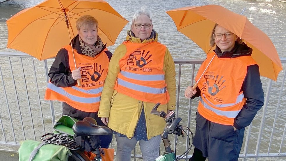 Zu sehen sind von links: Maike Jakobs, die Gleichstellungsbeauftragte der Stadt Leer Tomke Hamer und Cäcilie Schürmann, Leiterin des Frauenhauses Leer. Foto: Stadt Leer