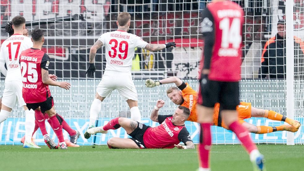 Wieder ein Gegentor für Leverkusen. Foto: Marius Becker/dpa