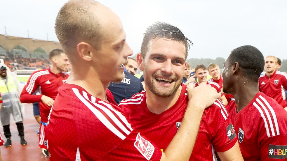 Tido Steffens (rechts) erzielte Freitag in Lohne sein fünftes Saisontor und freute sich mit Tim Dietrich (links) über eine starke Mannschaftsleistung. Archivfoto: Doden/Emden