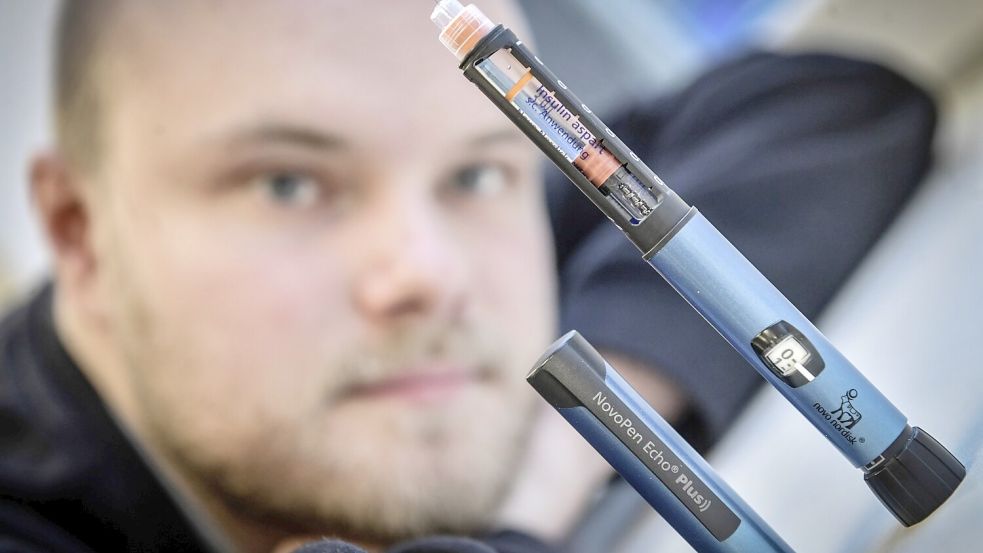 Lars‘ Insulin ist immer an seiner Seite. Es kommt in Patronen, die er in einen sogenannten Pen stecken kann. Mit einer Einmal-Nadel ist die Spritze dann einsatzbereit. Foto: ZGO/Ortgies