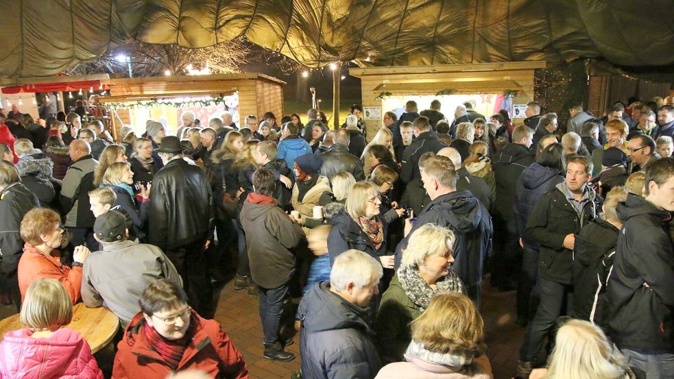 Am dritten Adventssonntag wird es in Hollen beim Lüttje Wiehnachtsmarkt besinnlich. Foto: Lehmann/Archiv