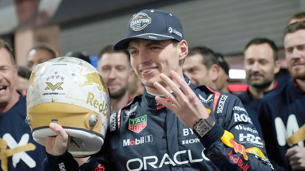 Max Verstappen zeigt es an: Er hat Titel Nummer 4 sicher. Foto: Matt York/AP/dpa