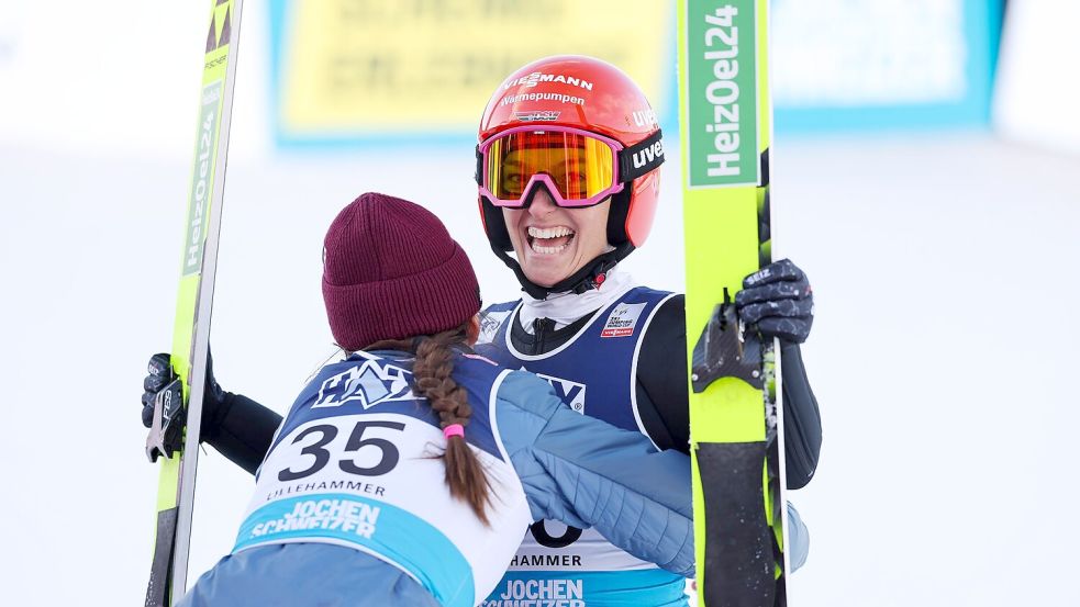 Katharina Schmid (r.) bejubelte in Lillehammer den 16. Weltcup-Sieg ihrer Karriere. Foto: Geir Olsen/NTB/dpa