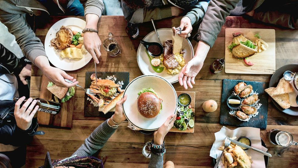 Bei einem guten Essen mit Freunden kommt jeder auf seinen Geschmack. Foto: Adobe Stock