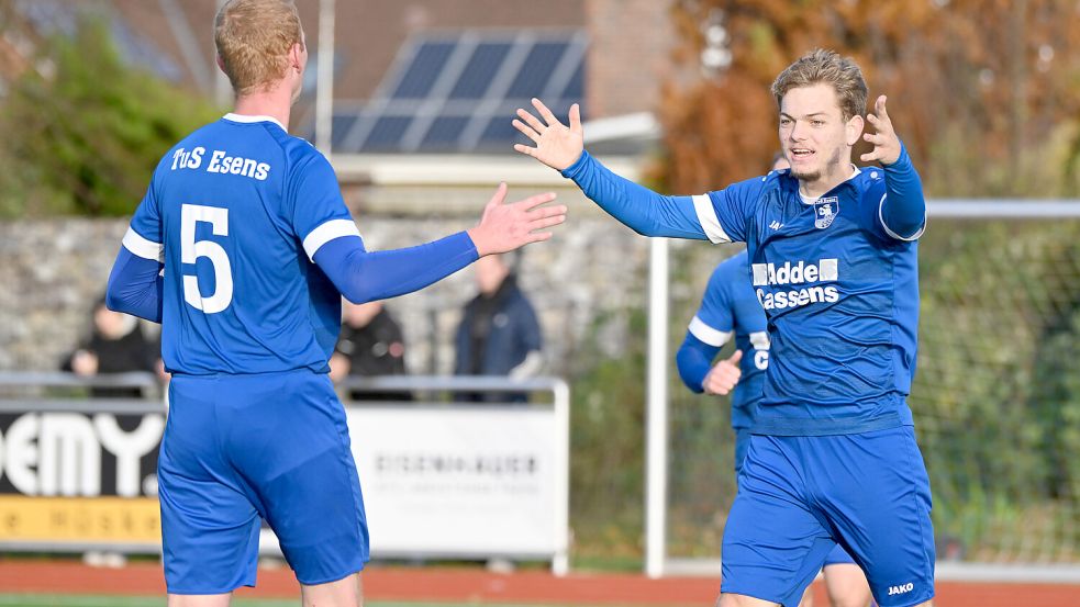 Der 19-jährige Luca Janssen (rechts) bejubelt das erste seiner drei Tore, zusammen mit Vorlagengeber Norbert Köneke. Foto: Doden/Blomberg