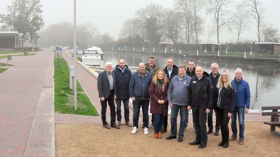 Es ist vollbracht: Die Zuständigen aus der Verwaltung und der Touristik in Großefehn am neuen Anleger – jetzt müssen die Boote das Timmeler Meer nur noch erreichen können. Foto: GTG