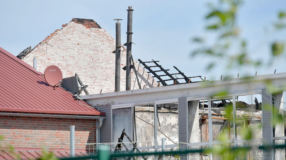 Kaum mehr als nackte Wände waren von der Sporthalle übrig geblieben. Links im Bild das Vereinsheim von Concordia Neermoor: Die Feuerwehr konnte verhindern, dass die Flammen auf dieses übergriffen. Foto: Ortgies/Archiv