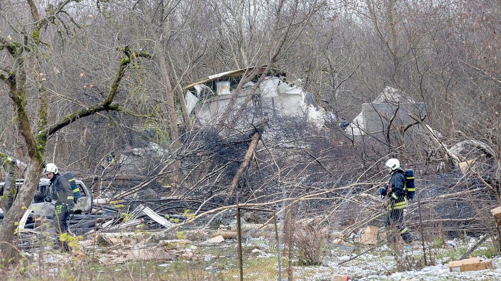 Trümmer des Frachtflugszeugs, das kurz vor dem Flughafen von Vilnius abstürzte. Foto: Mindaugas Kulbis/AP