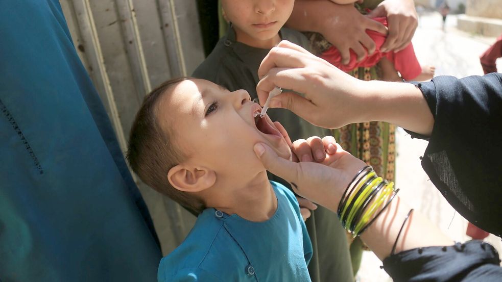 Eine Schluckimpfung kann vor Polio schützen. (Archivfoto) Foto: Saifurahman Safi/Xinhua/dpa