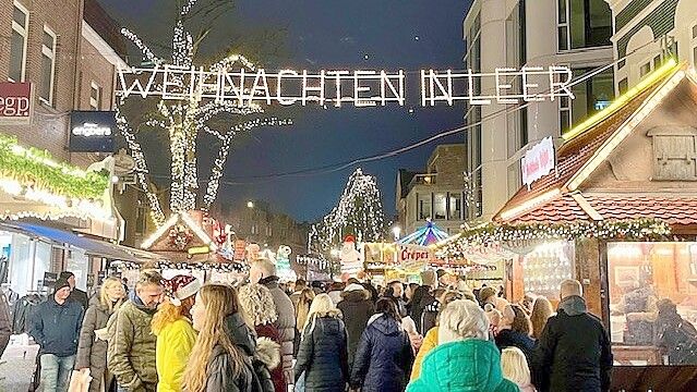 Auch der Weihnachtsmarkt in der Leeraner Innenstadt ist an den vier Adventssamstagen bis 22 Uhr geöffnet. Foto: Bleeker