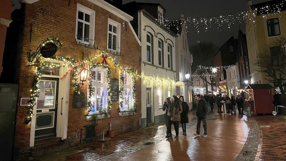 Auch die Häuser und Gassen der Altstadt sind in der Weihnachtszeit stimmungsvoll beleuchtet. Foto: Bleeker