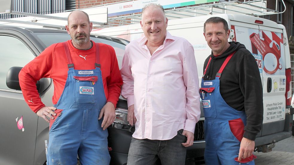 Mario Beitelmann (l.) arbeitet seit 15 Jahren für die Firma Pleis, Karsten Kaster (r.) seit 20 Jahren. Geschäftsführer Cord Pleis freut sich, langjährige Mitarbeiter in seinem Unternehmen zu haben.