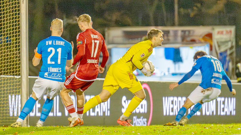 Isaak Djokovic (Mitte) agierte bei seinen Aktionen in Lohne ruhig und souverän. Foto: Wenzel