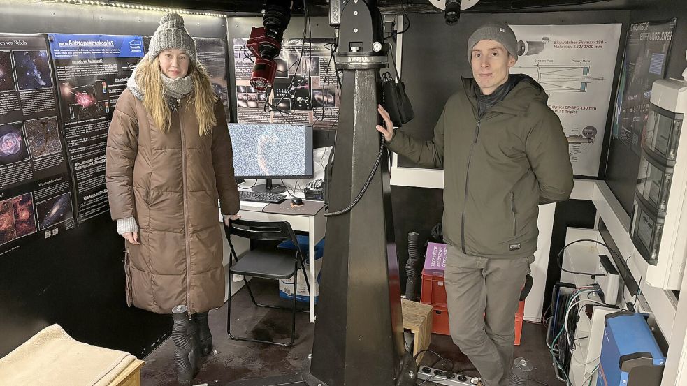 Delia Gauk und Jona Schrader studieren an der Universität in Oldenburg. Ihr Wissen über das Weltall geben sie Interessierten derzeit im Tiny Observatorium in Visquard weiter. Foto: Weiden