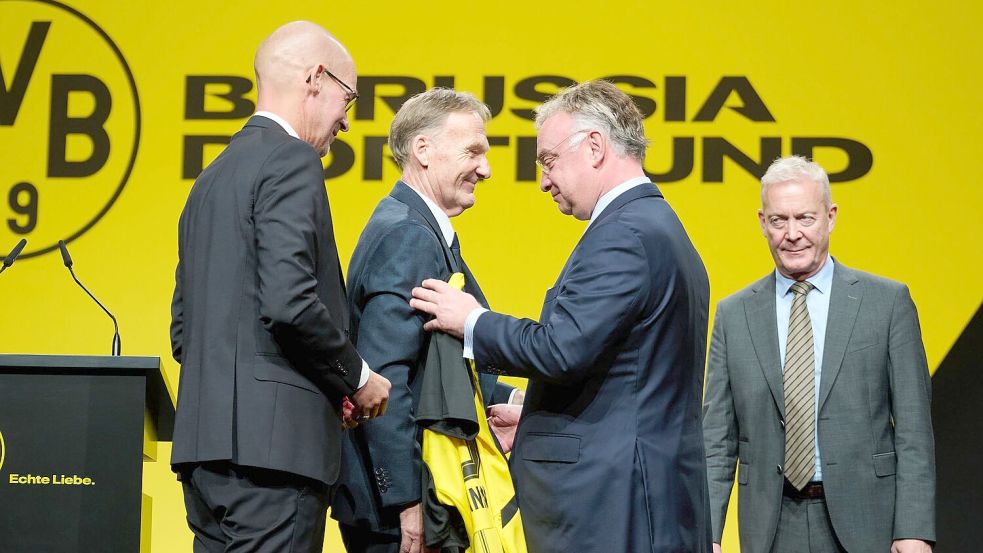 Zwei nehmen Abschied beim BVB: Christian Kullmann (M.r.) hört als Chef des Aufsichtsrates auf, der Vorstandsvorsitzende Hans-Joachim Watzke (M. l.) hielt seine letzte Rede vor den Aktionären. Foto: Bernd Thissen/dpa