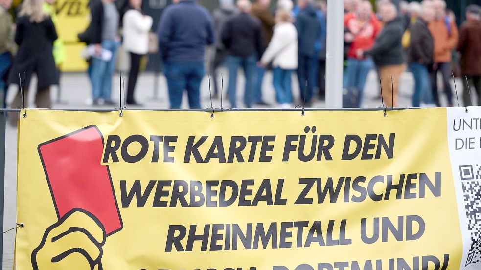 Protest vor der Westfalenhalle gegen einen Werbevertrag mit Rheinmetall. Foto: Bernd Thissen/dpa