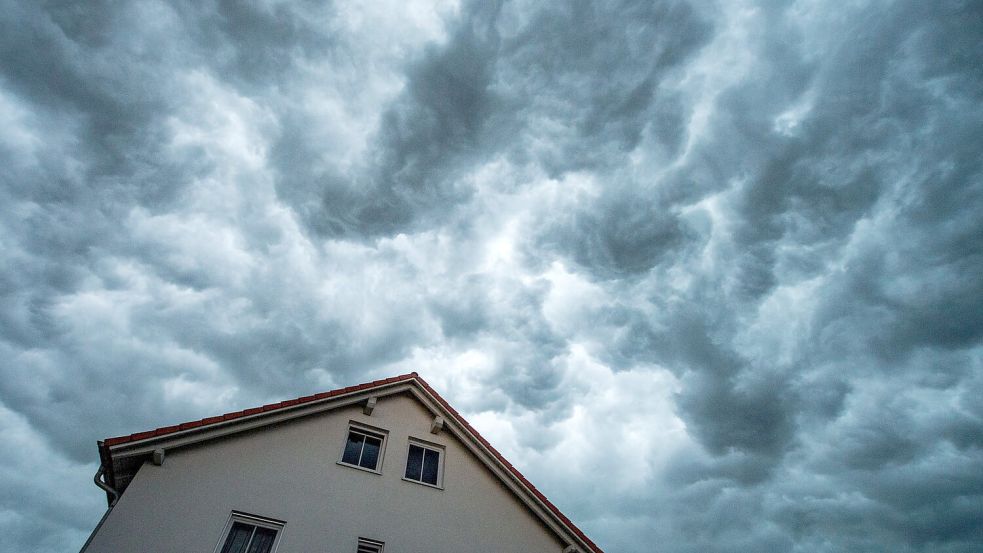 Angst ums Haus: Ein starkes Unwetter kann Schäden anrichten. Foto: Armin Weigel/dpa