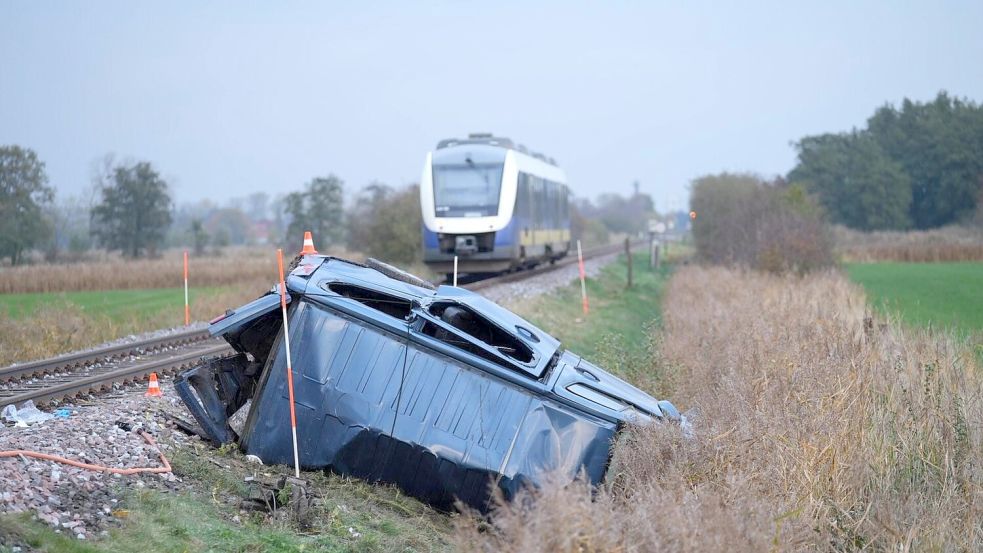 Tödliche Bahnunglücke – wie hier an einem Bahnübergang im Kreis Cuxhaven – passieren. Foto: Overschmidt