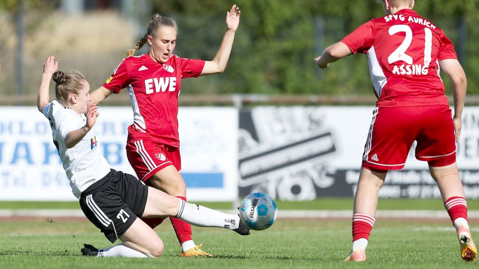 Ana-Carolin Hoffmann (links im roten Trikot) erzielte beide Auricher Tore gegen Hollage. Foto: Doden, Emden