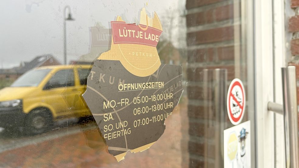 Der „Lüttje Laden“ in Petkum ist Geschichte. Die Schaufenster sind abgeklebt, der Aufkleber an der Tür ist schon teilweise abgekratzt. Fotos: Hanssen