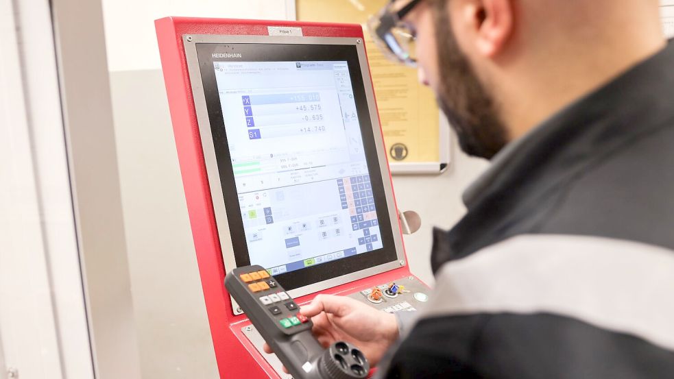 Deutschlands Arbeitsmarkt braucht laut einer Analyse jährlich viele Tausende Migranten (Symbolbild). Foto: Christian Charisius/dpa