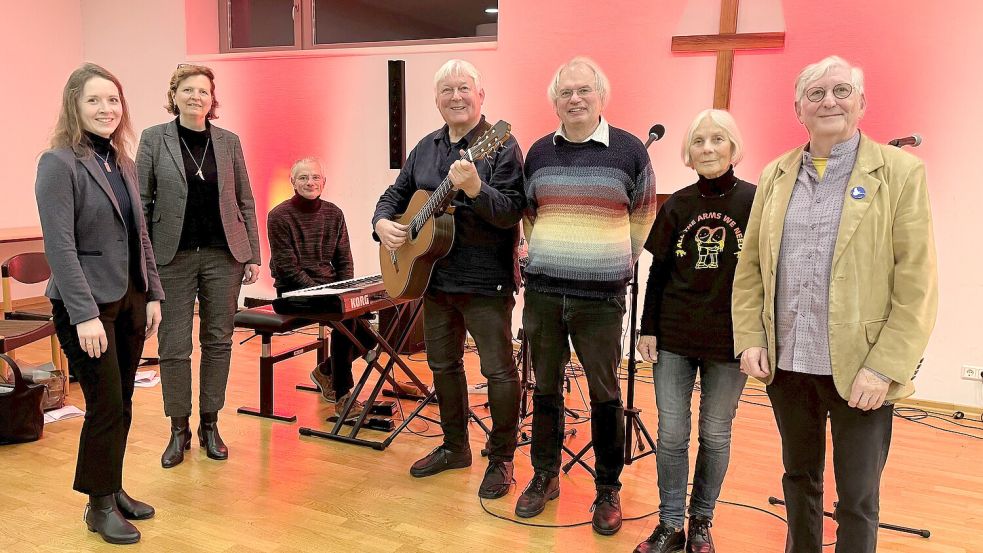 Sie gestalteten die Friedenveranstaltung in Emden (von links): Mona Bürger, Sabine Schiermeyer, Valentin Brand, Fritz Baltruweit, Michael Schunk, Johanna Adickes und Michael Schaper. Foto: privat