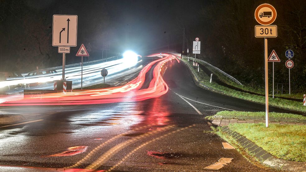 Autos am Abend auf der Südringbrücke in Leer. Sie muss neu gebaut werden. Foto: Ortgies