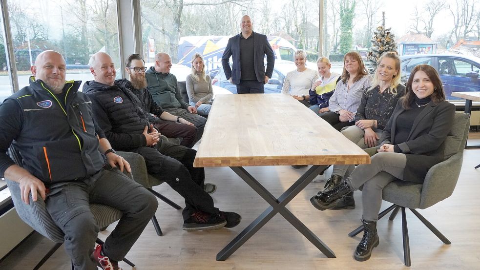 Das Team um Inhaber Sascha Betz (hinten Mitte) freut sich auf die Neueröffnung in Emden. Fotos: Engel