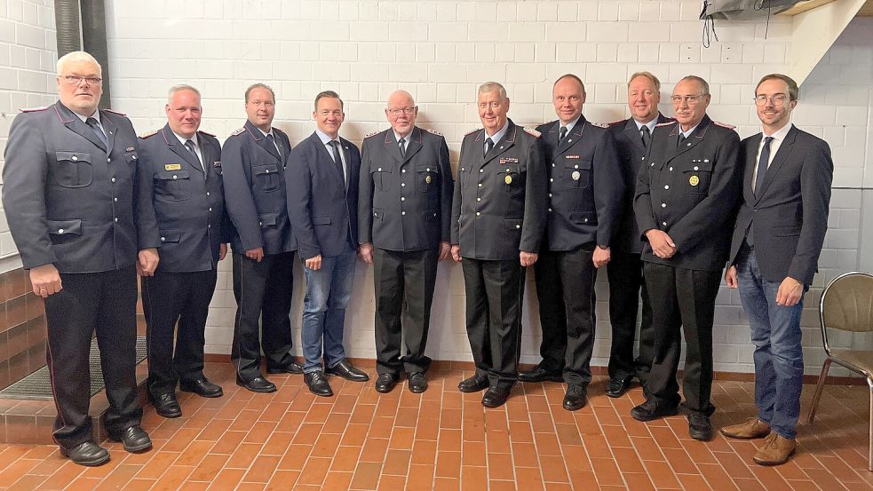 Die Geehrten und ihre Gratulanten (von links): Ortsbrandmeister Frank Westermann, stellvertretender Brandschutzabschnittsleiter Nord Sierke Siebens, stellvertretender Ortsbrandmeister Klaus Fox, Dezernatsleiter Timo Pistoor, Gerd Westermann, Reent Leerhoff, Hanno Tillmann, Gemeindebrandmeister Karsten Leerhoff, Dietmar Christiansen und Gemeindebürgermeister Hendrik Schulz. Foto: privat