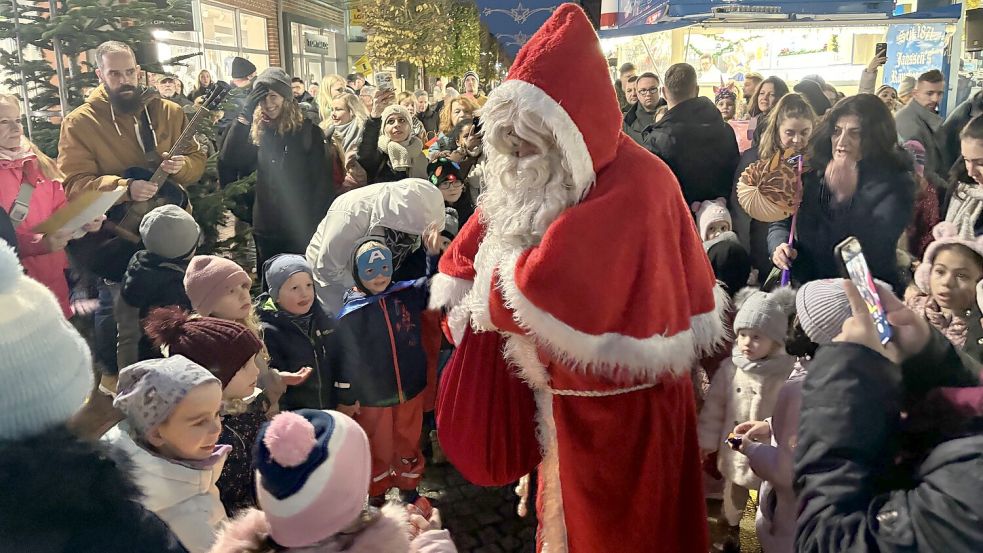 Umringt von Kindern der Kita Süderneuland: Der Weihnachtsmann verteilte beim Anleuchten in Norden Süßigkeiten. Foto: Rebecca Kresse