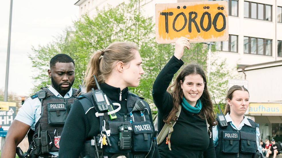 Eika Jacob wird von der Polizei abgeführt. Foto: Letzte Generation