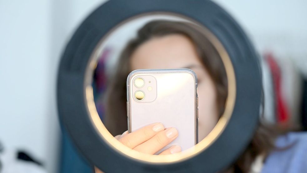 Besonders für soziale Medien werden Fotos häufig mit Schönheitsfiltern aufgehübscht. (Symbolbild) Foto: Niklas Graeber/dpa