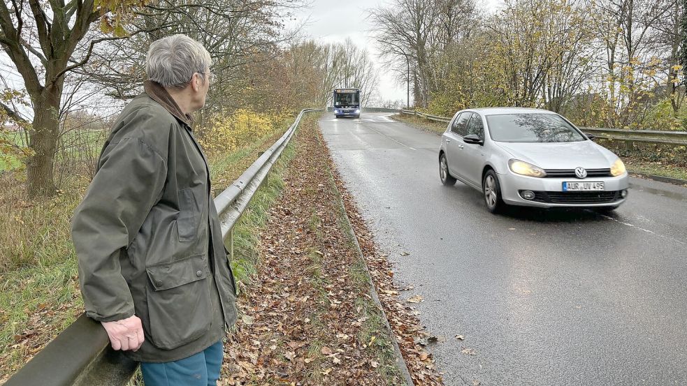 Mutprobe: Wer hier auf dem bewachsenen Gehweg läuft wie Gersvind Meyer, weicht auch schon mal auf die vielbefahrene Straße aus. Foto: Schuurman