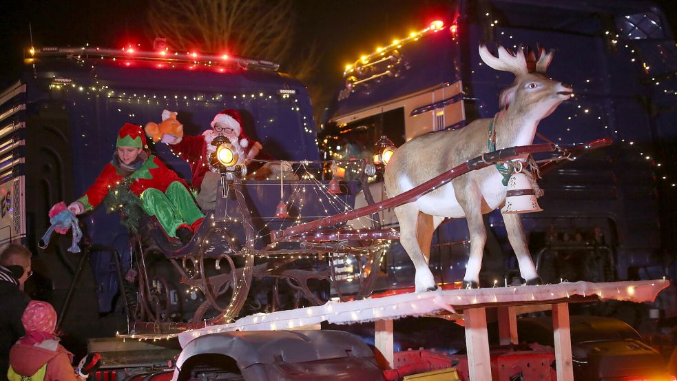 Beim Weihnachtskonvoi in Weener fuhren Lastwagen und Trecker mit – auch der Weihnachtsmann war dabei. Foto: Loger/Archiv