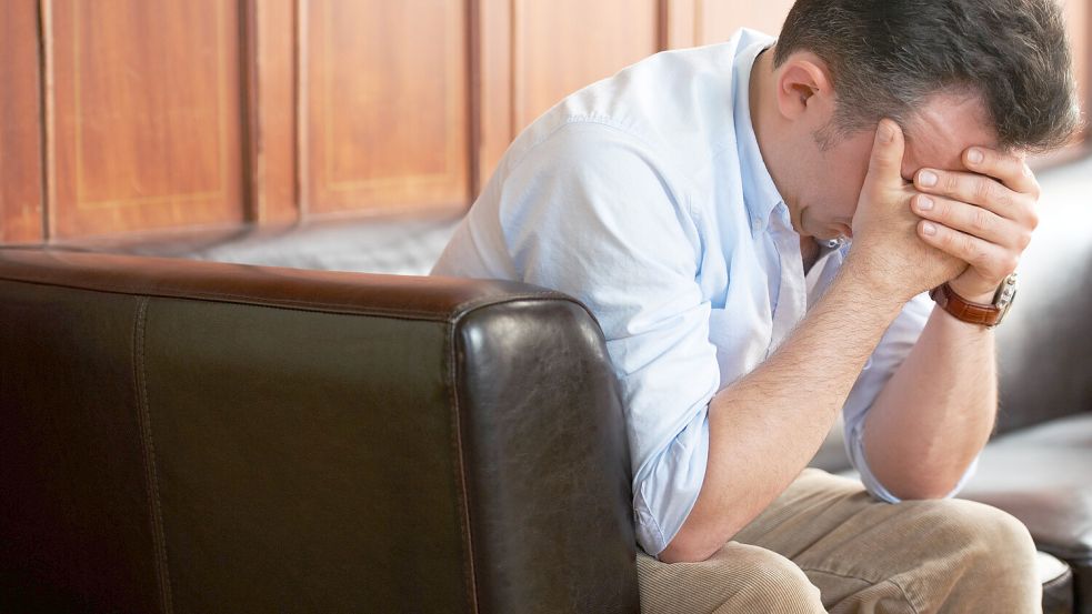 Wenn der Beruf zum Alptraum wird: Realschullehrer Stefan Winterberg ist an einer Depression erkrankt. Foto: IMAGO/peopleimages.com